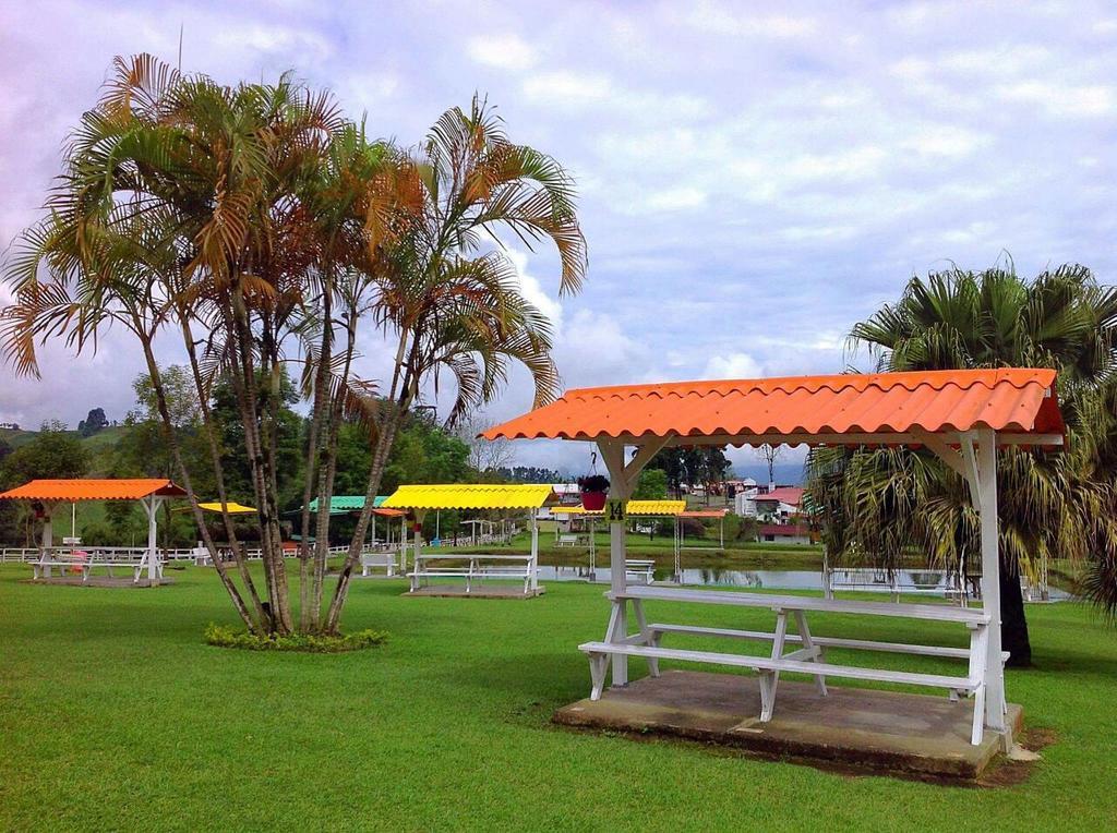 Finca Recreacional Marcelandia Santa Rosa de Cabal Exterior photo